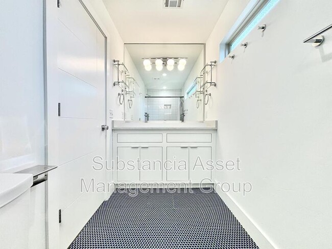 Building Photo - 2800 N McKinley Ave