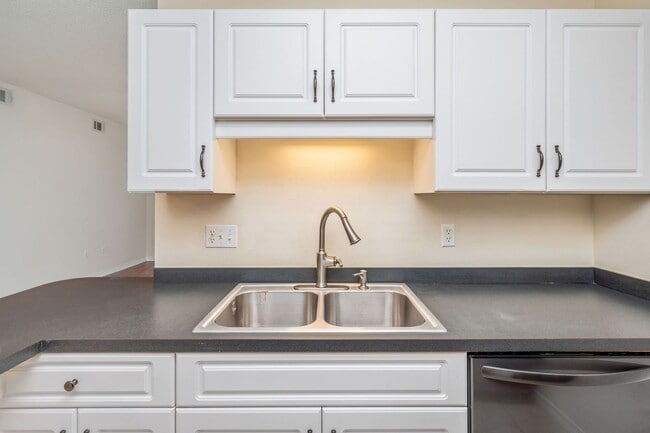 Building Photo - Spacious 2-Bedroom Condo at The Oaks – Pri...