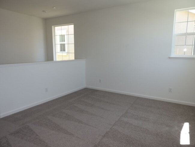 Building Photo - Beautiful Home in Roseville
