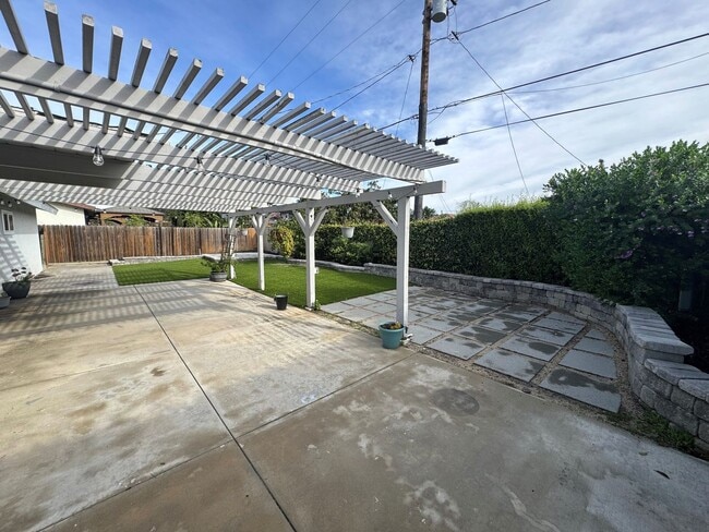 Building Photo - Single-Story East Ventura Home – 3 Bed / 1.75 Bath + Updated Interior