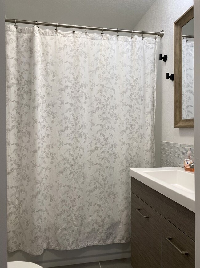 Building Photo - Remodeled Cottage