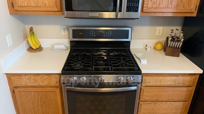 Building Photo - 1914 NW School St