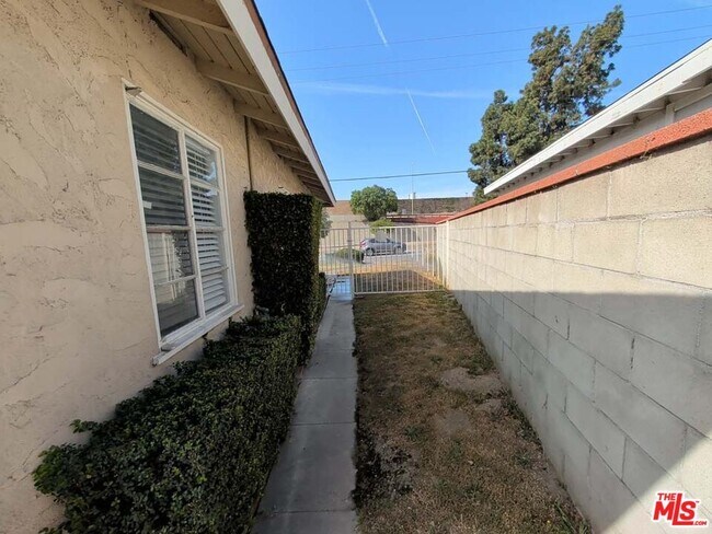 Building Photo - 7758 N Glenoaks Blvd