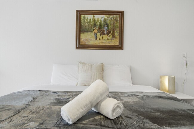 Building Photo - 4 bed with back yard in great East side location.