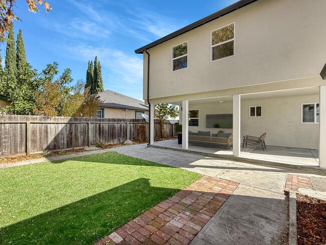 Building Photo - 2229 Pulgas Ave