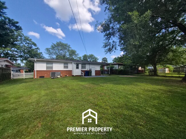 Building Photo - Charming 3BR/1.5BA in West Huntsville | Hardwood Floors Throughout & Fenced Yard