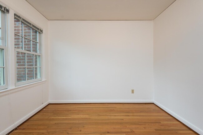 Building Photo - Vintage 2 Bedroom Townhouse