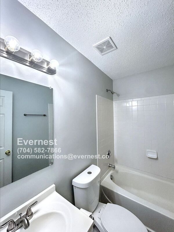 Building Photo - 2436 Fairstone Ave