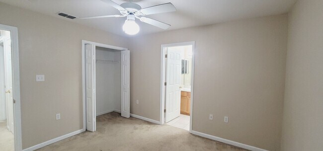 Building Photo - LOVELY NW 3/3 End Unit w/ Washer/Dryer, Open Kitchen w/ Bar, & More! $1450/month Avail June 1st!
