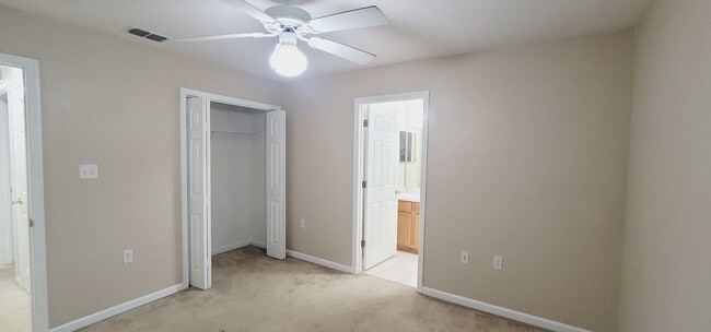 Building Photo - LOVELY NW 3/3 End Unit w/ Washer/Dryer, Open Kitchen w/ Bar, & More! $1500/month Avail June 1st!