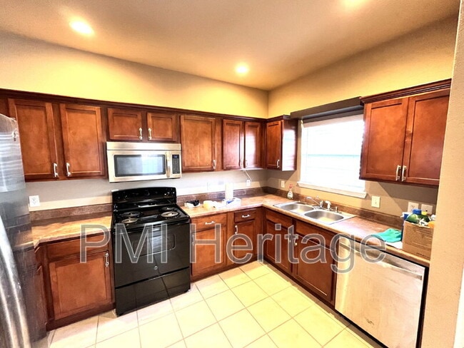 Building Photo - 3200 SW Windrift Ave