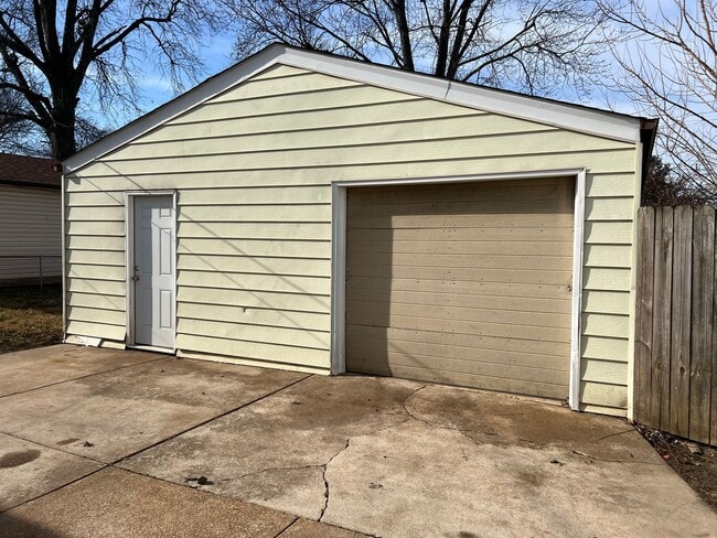 Building Photo - Three Bedroom Home Available in Woodson Terrace!