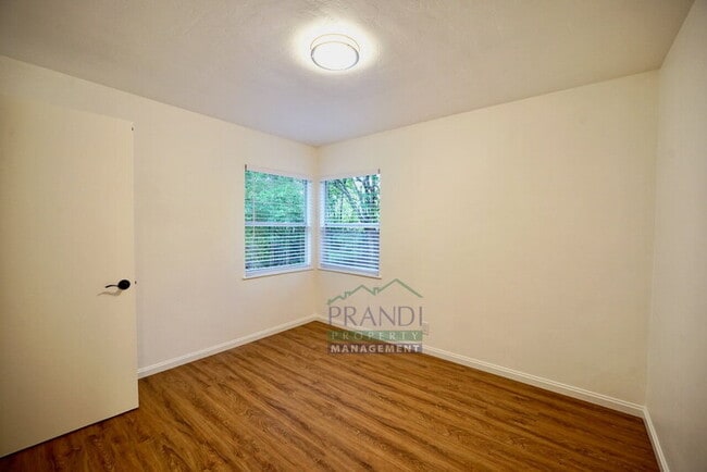 Building Photo - 740 Bradley Ave