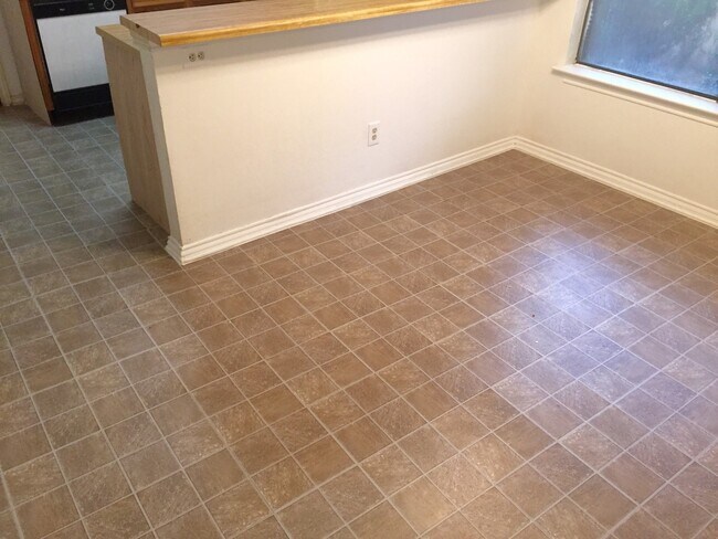 Building Photo - 3-2 DUPLEX! AVAILABLE NOW