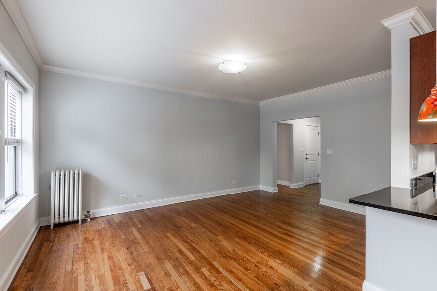 Building Photo - 736 W Addison St