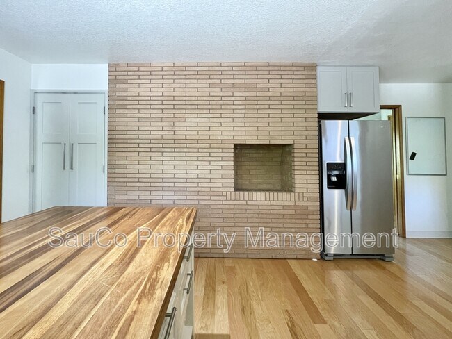 Building Photo - 5751 NE Lisbon Way