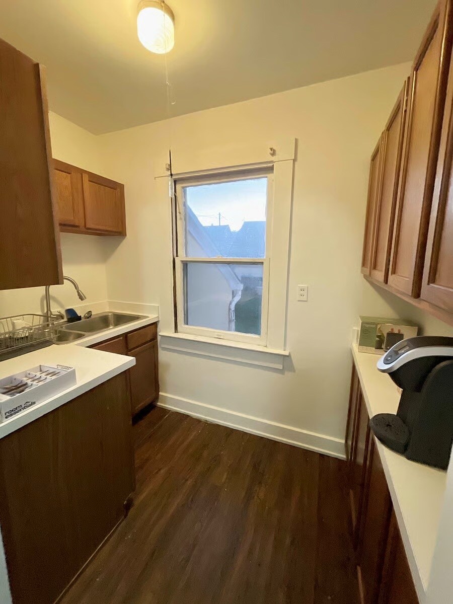 Kitchen - 1039 Highland Ave