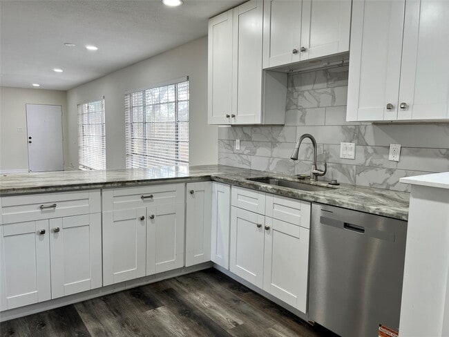 Building Photo - 2101 Fountain View Dr