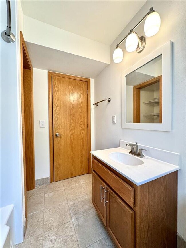 Building Photo - 2-bed 1-bath Apartment