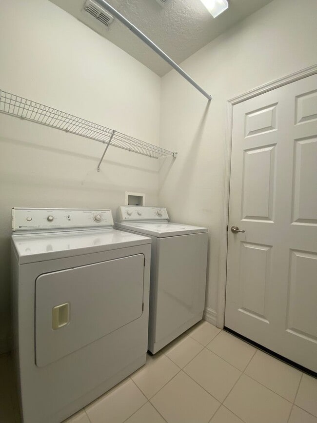 Building Photo - Beautiful 3BD / 2BA Home in Gated Communit...