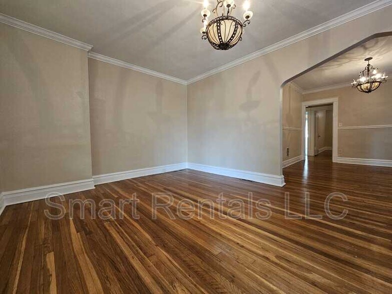 Building Photo - 5065 Lindenwood Ave