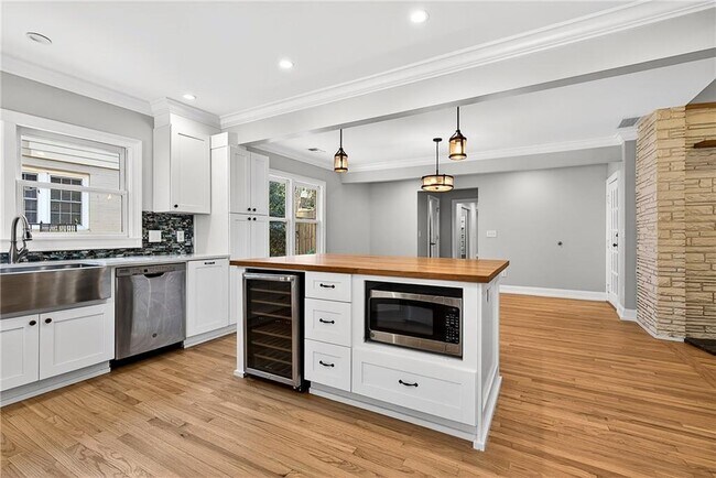 Building Photo - 1319 Chalmette Dr NE