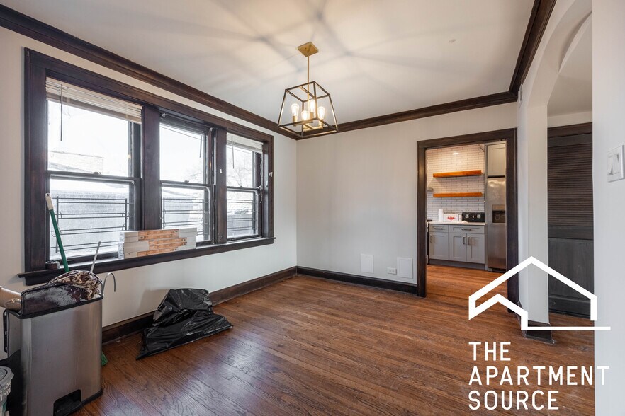 Building Photo - 2626 W Devon Ave