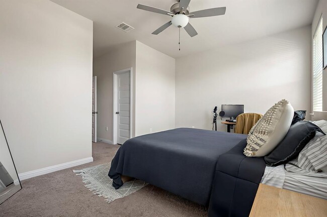 Building Photo - 8013 Lennon Dr