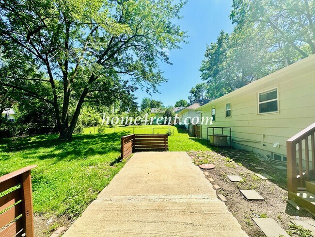 Building Photo - Updated Raytown Ranch w/ Wood Floors, SS Appliances, Finished Basement and a Fenced Yard!