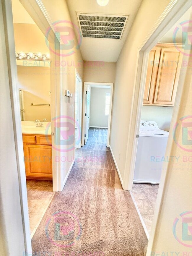 Building Photo - Beautiful townhome in South Meadows! 3-bed...