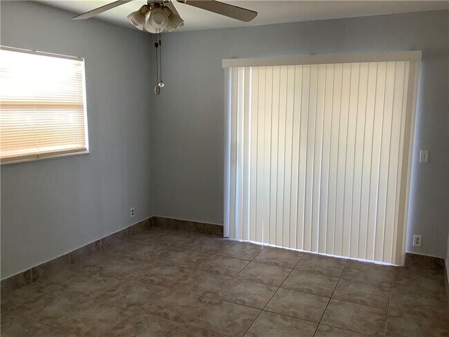 Building Photo - 557 Monaco Way