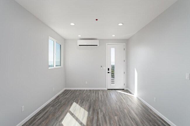 Building Photo - 6728-6736 Thomson Court
