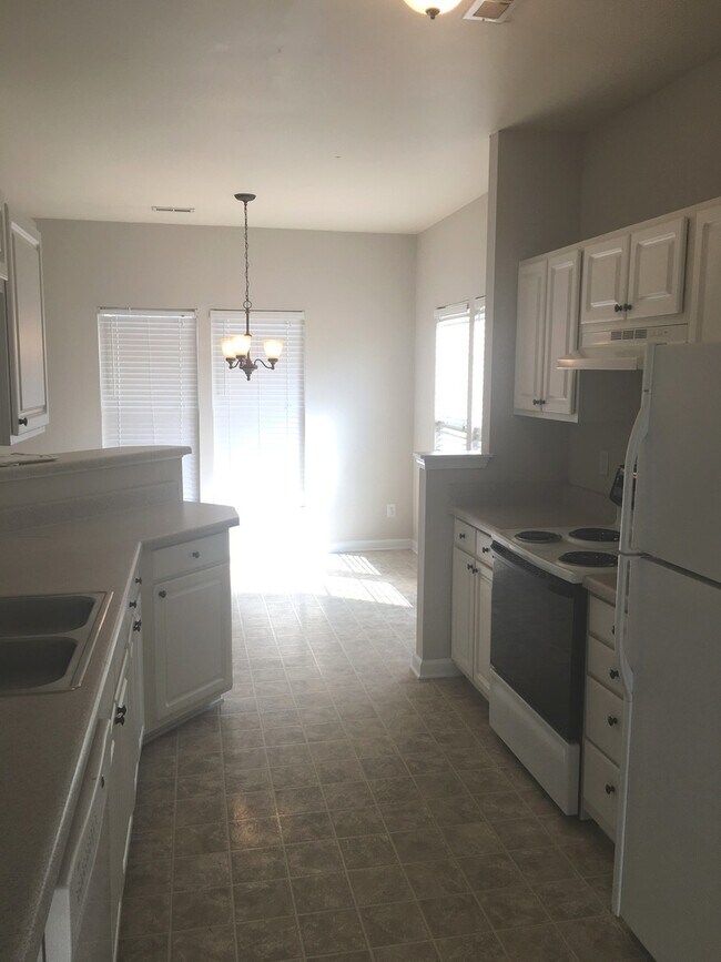 Building Photo - Greer, 2bd/2.1ba, 1484SF