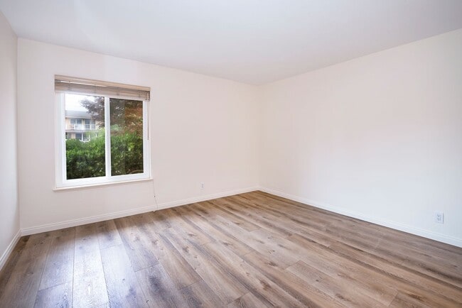 Building Photo - Spacious Single-level Home with a Pool!