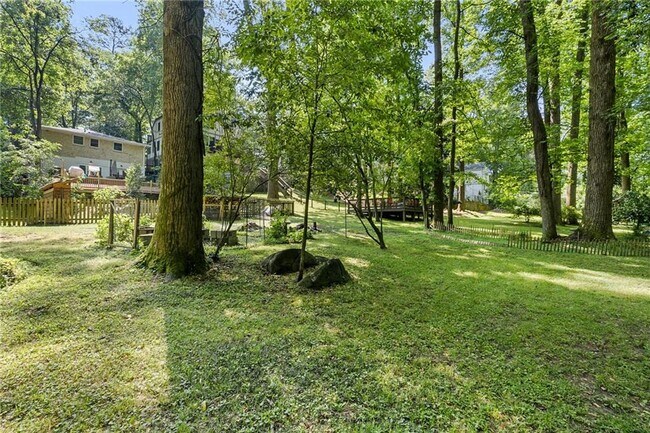 Building Photo - 486 Lakeshore Dr NE