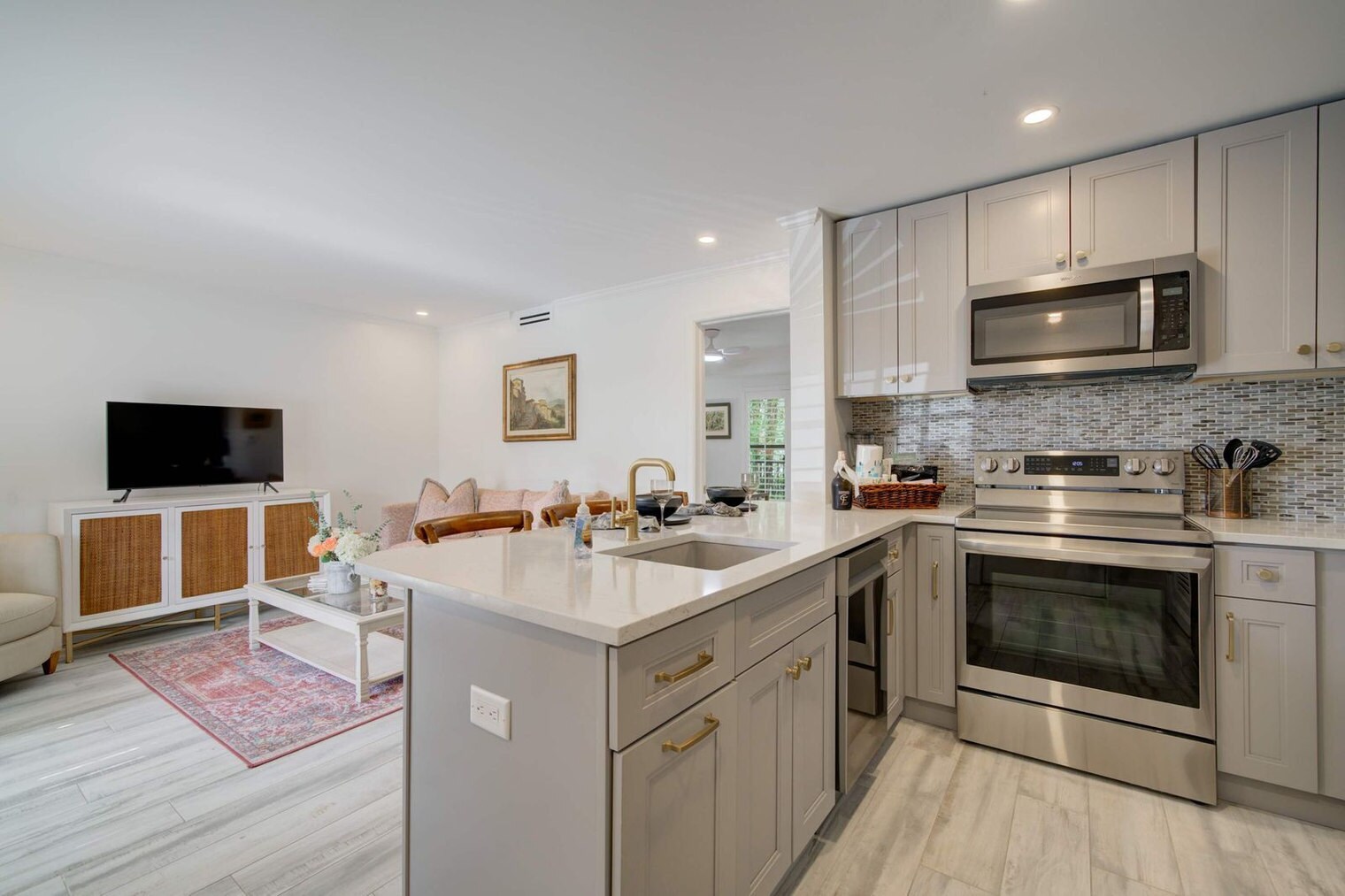 Building Photo - 655 8th Ave S