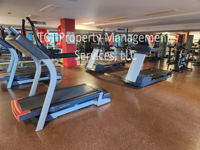 Building Photo - Stunning 1 Bedroom Condo with Rooftop Pool!