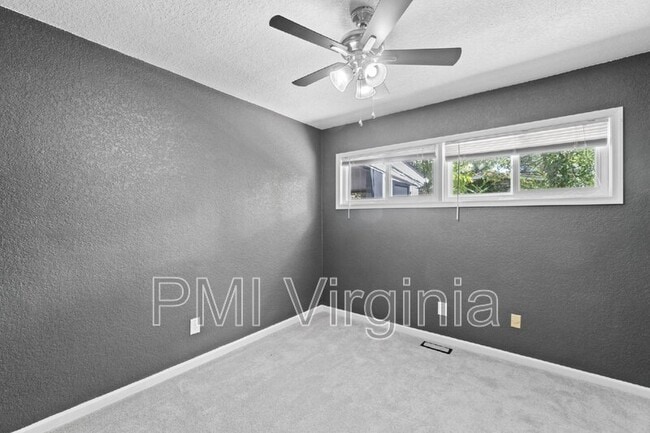 Building Photo - 1021 Mineola Dr