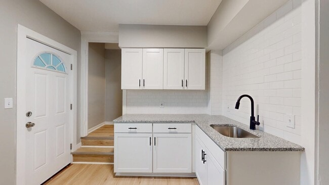 Building Photo - Old Brooklyn Area - 3 Bedrooms - Single Fa...