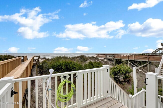 Building Photo - 3974 Island Dr