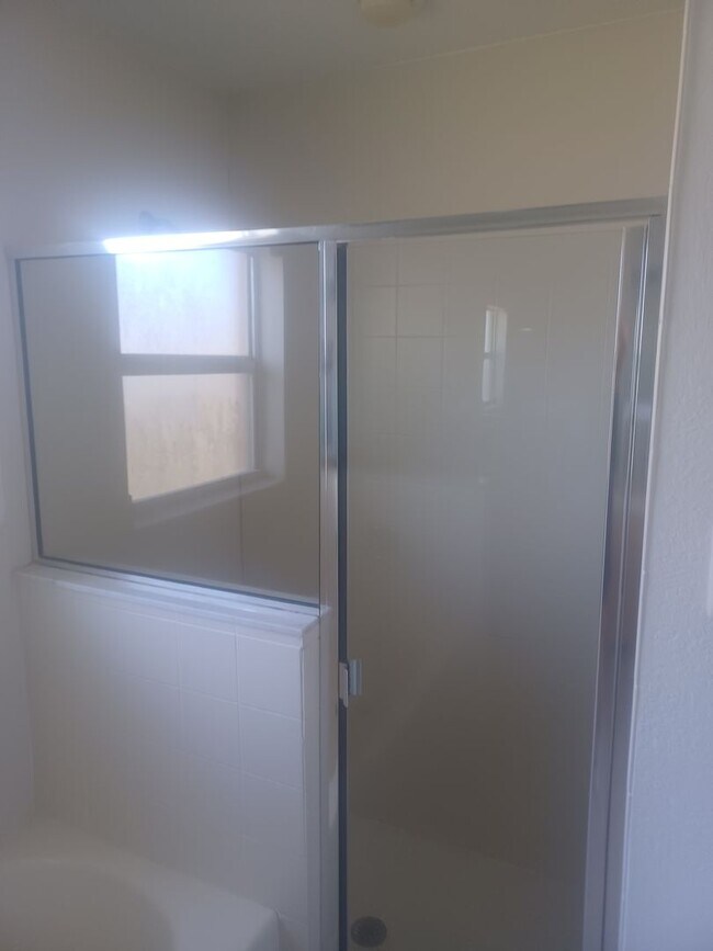 Building Photo - Freshly painted interior and BRAND NEW LVP...