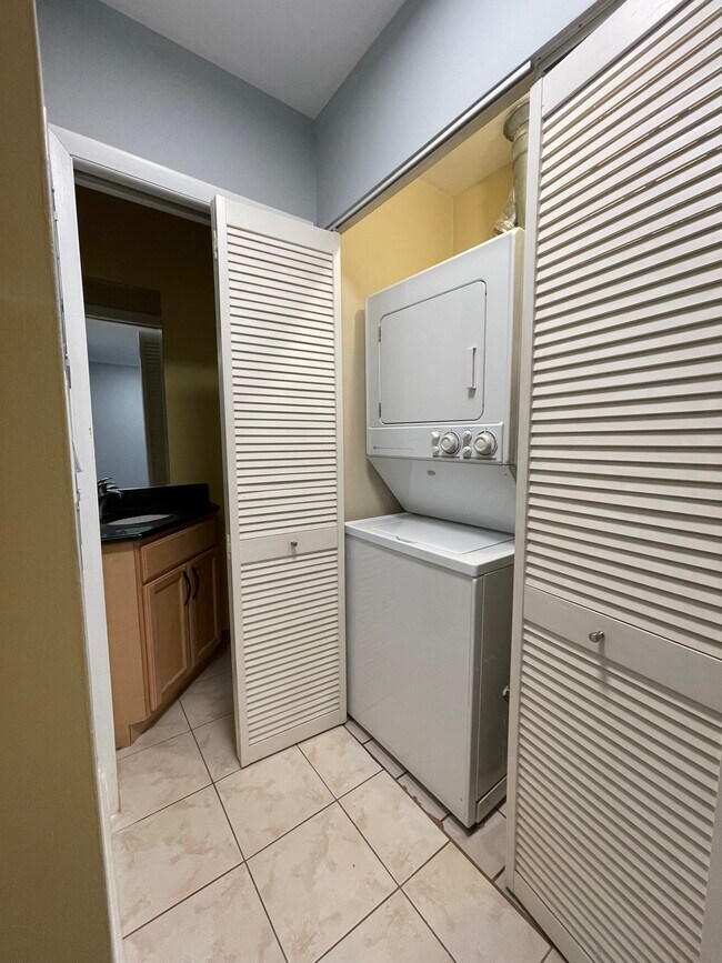 Building Photo - 1265 W Flournoy St