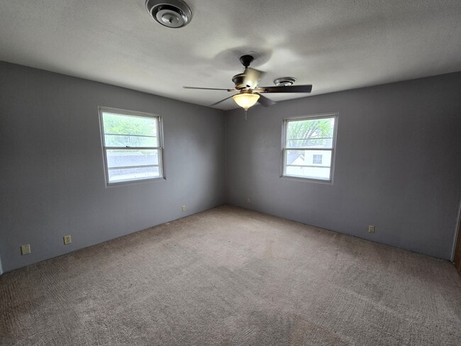 Building Photo - 4521 Rushmore Dr NE