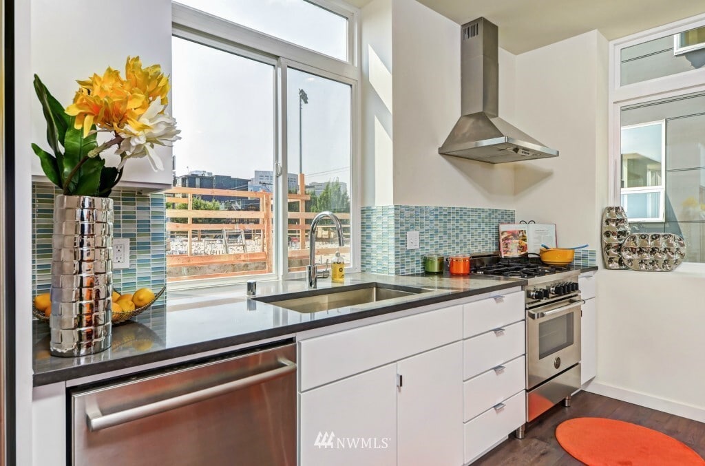 Kitchen - 467 14th Ave