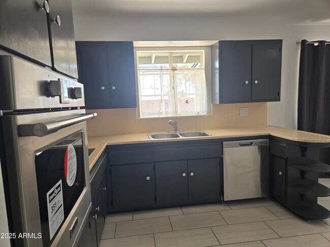 Building Photo - 3731 W Fleetwood Ln