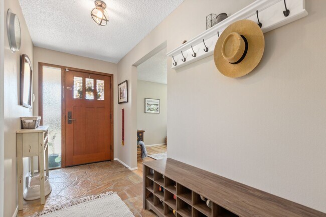 Building Photo - 4bd/2.75ba Seattle House