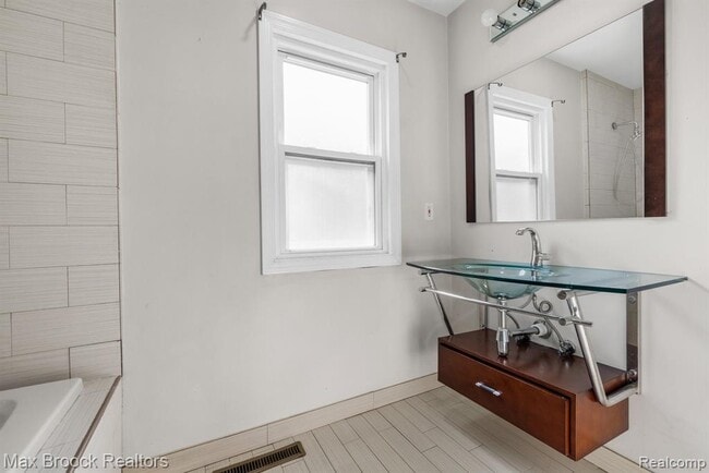 Building Photo - 520 E Hazelhurst St