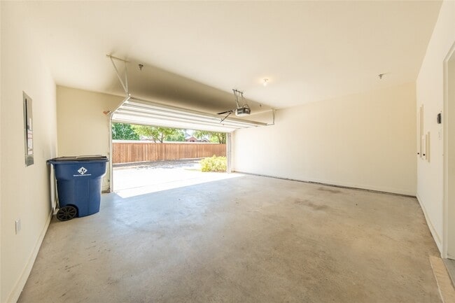 Building Photo - 813 Emerling Dr