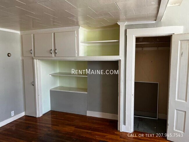 Building Photo - 200 Center St