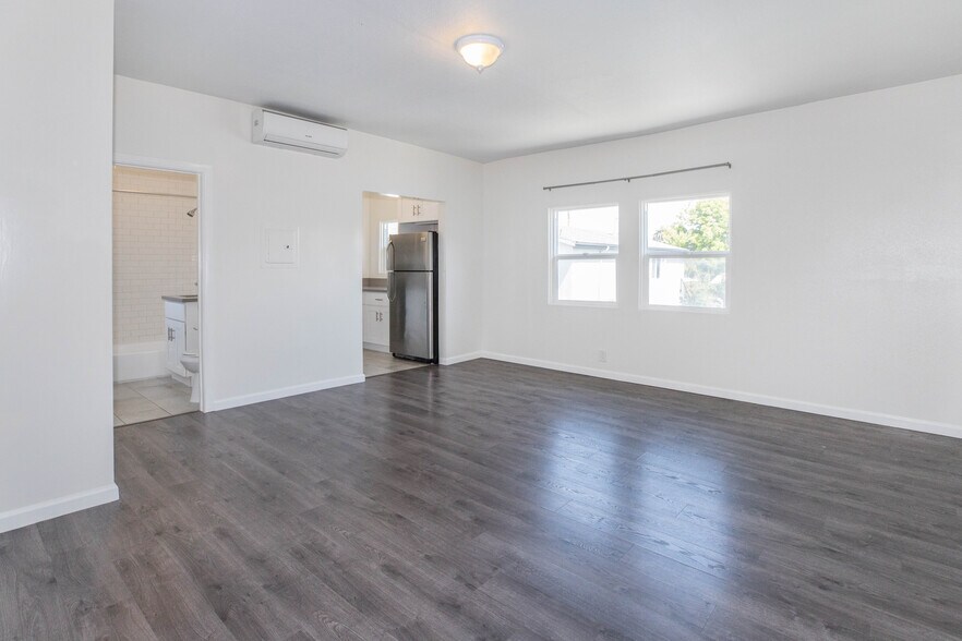 Building Photo - 1260 W 39th St